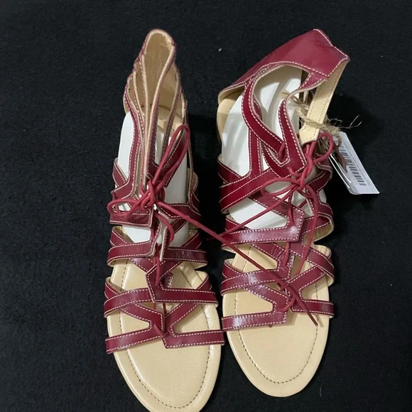 Those scrappy sandals are a “maroogundy”(maroon and burgundy) Very Cute! - Picture 2 of 8
